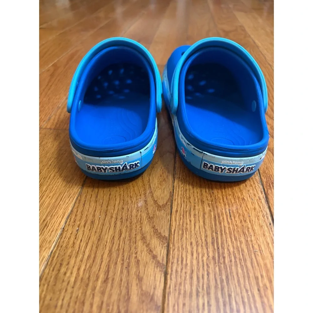 Boys or girls Crocs Baby Shark Pinkfong Blue‎ Clogs Kids Size 2 Slip On Shoe